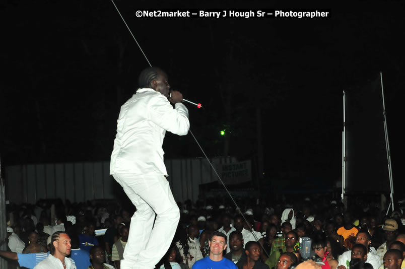 Minister of Tourism, Edmund Bartlett @ Jamaica Jazz and Blues Festival 2009 - Presented by Air Jamaica - Thursday, January 22, 2009 - Venue at the Aqueduct on Rose Hall Resort &amp; Country Club, Montego Bay, Jamaica - Thursday, January 22 - Saturday, January 24, 2009 - Photographs by Net2Market.com - Barry J. Hough Sr, Photographer/Photojournalist - Negril Travel Guide, Negril Jamaica WI - http://www.negriltravelguide.com - info@negriltravelguide.com...!